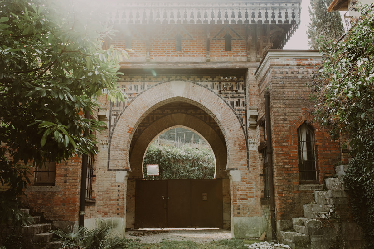 Vintage boho chic wedding in abandoned neoislamic villa Rafut