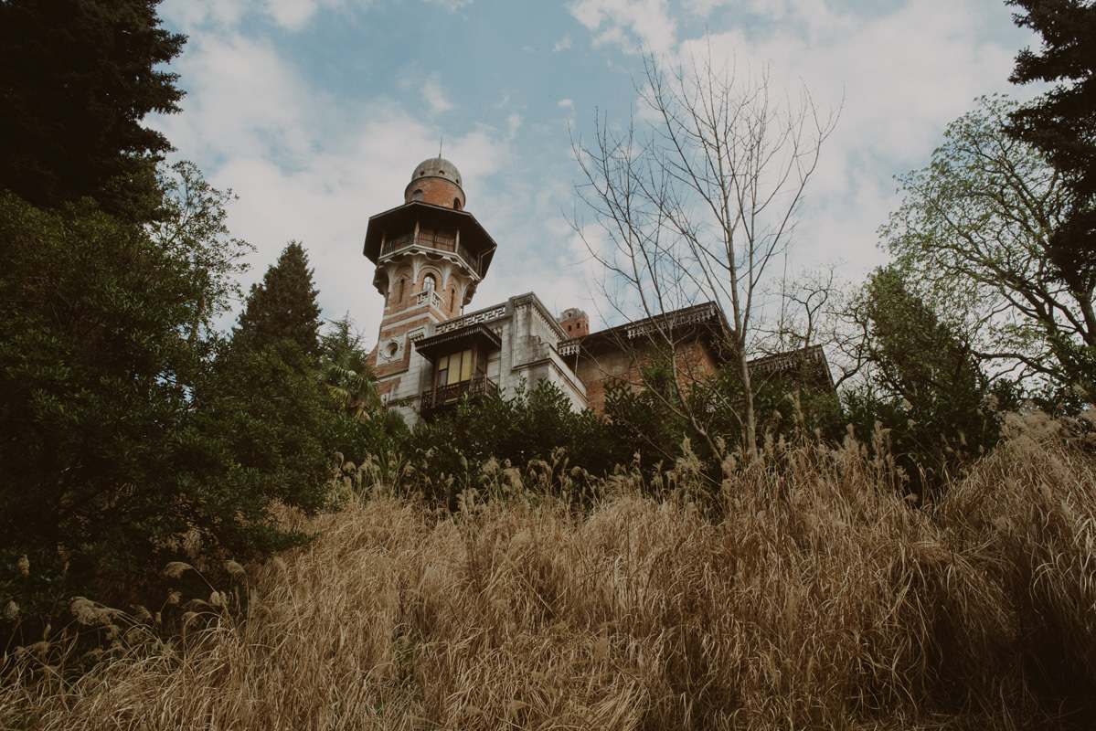 Vintage boho chic wedding in abandoned neoislamic villa Rafut