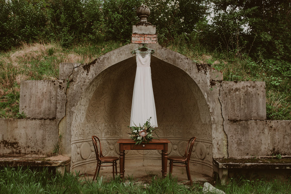 Vintage boho chic wedding in abandoned neoislamic villa Rafut