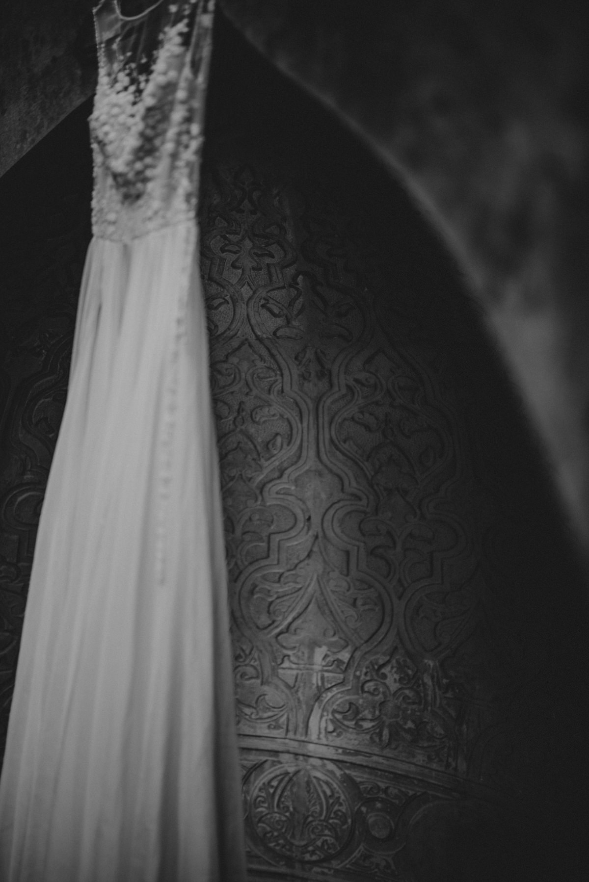 Vintage boho chic wedding in abandoned neoislamic villa Rafut
