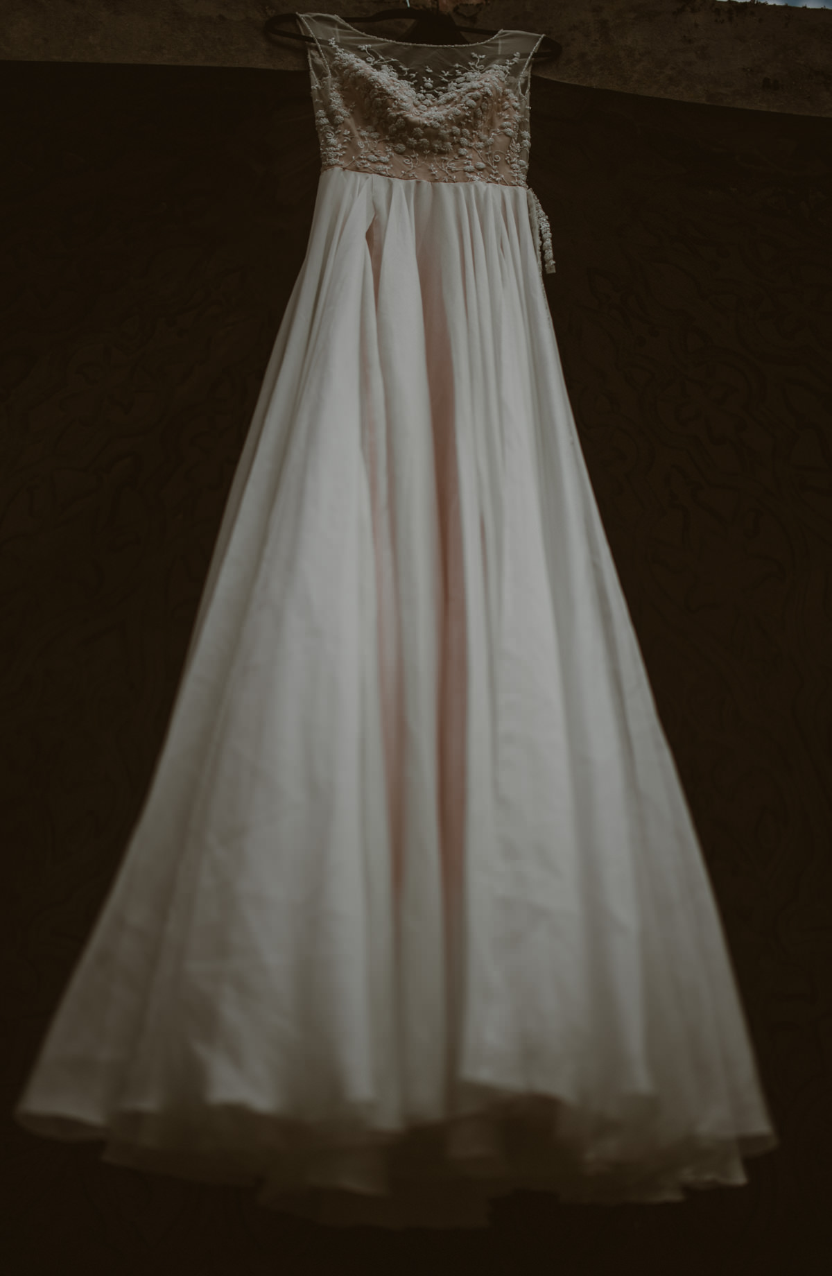Vintage boho chic wedding in abandoned neoislamic villa Rafut